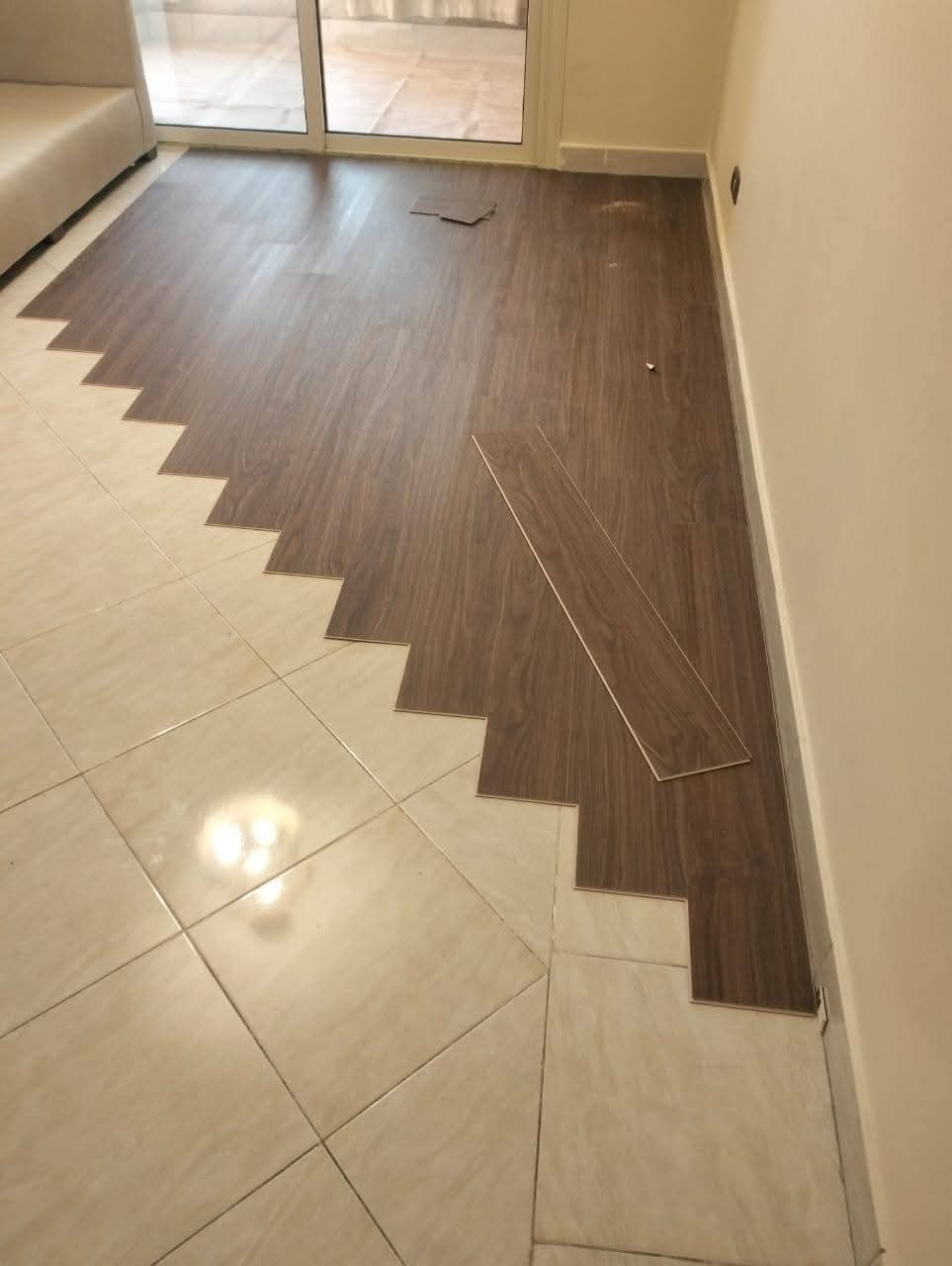 صورة لباركيه يتم ترميمه وصيانته