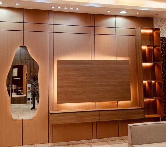 ديكور جدار تلفزيون مع إضاءة مخفية في الخبر