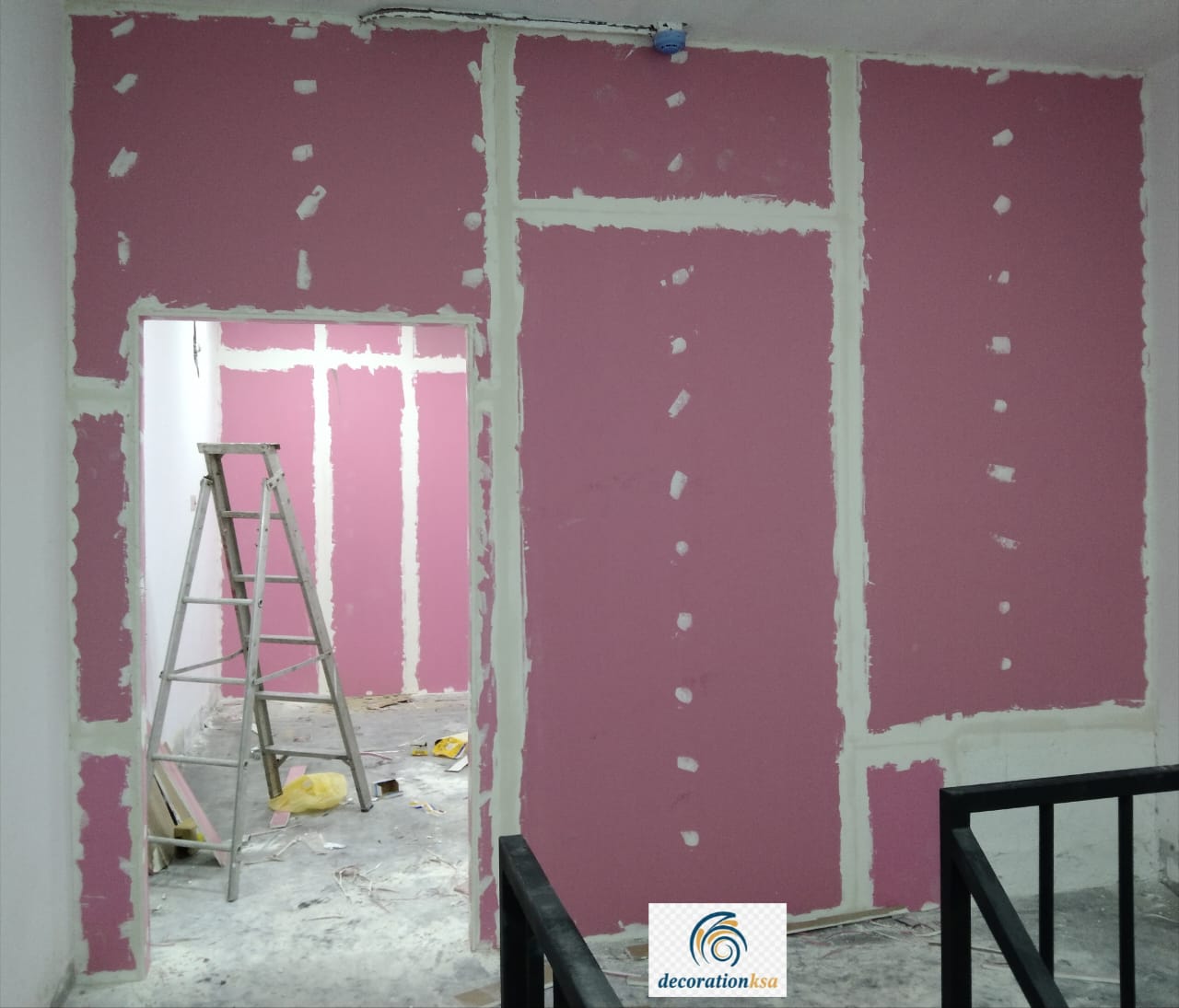 جدار عازل للصوت من الزجاج على طريق سريع