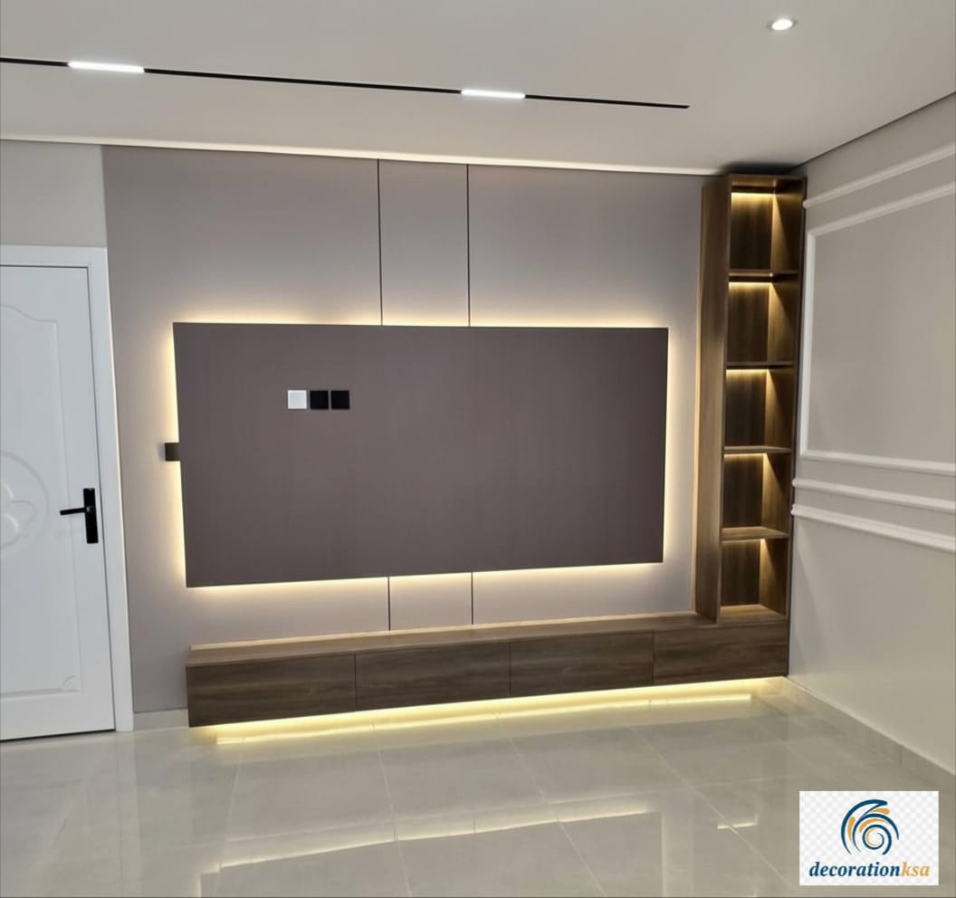 ديكور تلفزيون جداري بألواح خشب عمودية