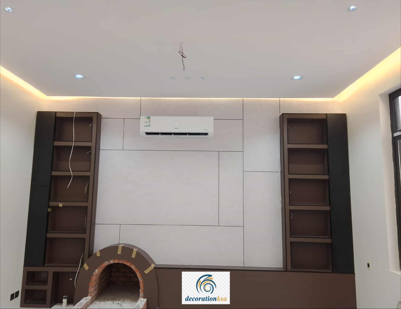 ارفف عائمة لديكور الشاشة مع إخفاء الأسلاك